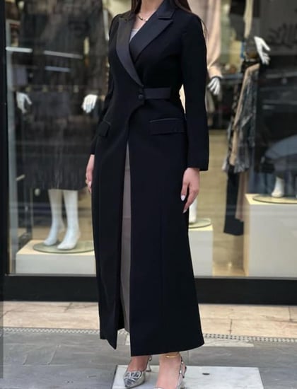 بليزر طويل أنيق بقصة رسمية ولمسة مودرن مثالي للعمل والمناسبات