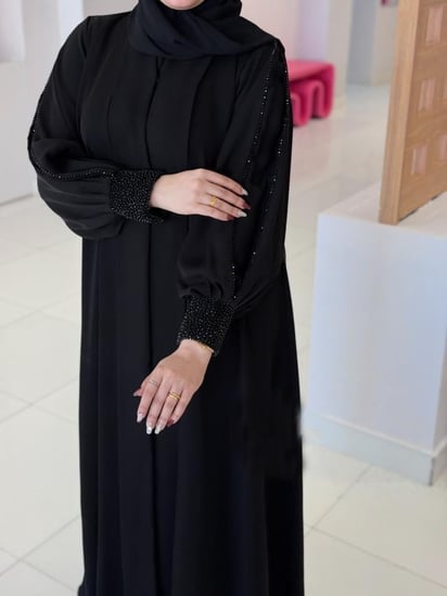 عبايات اميره تصميمها يجمع بين الأناقة والبساطة بطريقة راقية