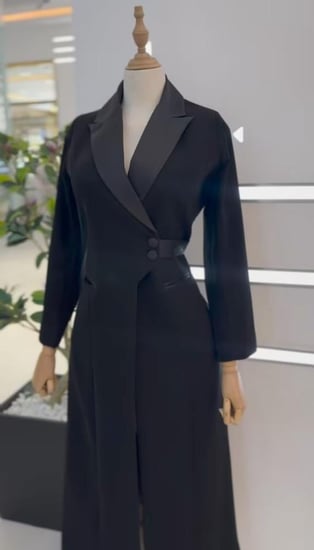 بليزر طويل أنيق بقصة رسمية ولمسة مودرن مثالي للعمل والمناسبات