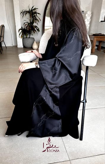 عباية قماش جاكار تمزج بين النمط الكلاسيكي واللمسات العصرية