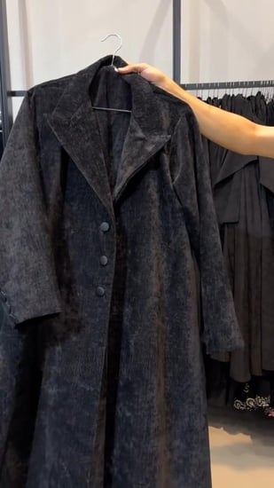 عباية مخمل شتوي تصميمها كلاسيكي مع لمسة عصرية