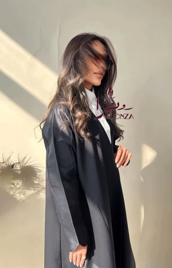 عباية تفتة بتصميم أنيق وانسيابي