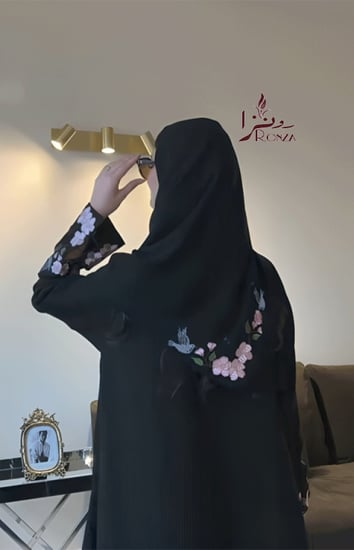 عباية تطريز ورد تجمع بين الأناقة والتفاصيل الفاخرة