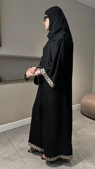 عباية مطرزة بتصميم فريد لكل المناسبات