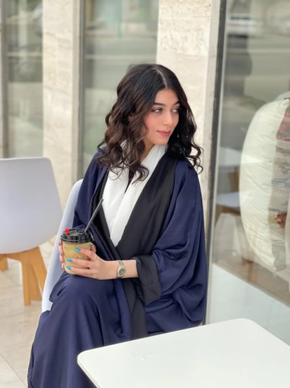 عباية كحلية مصممه بعنايه لتناسب جميع المناسبات