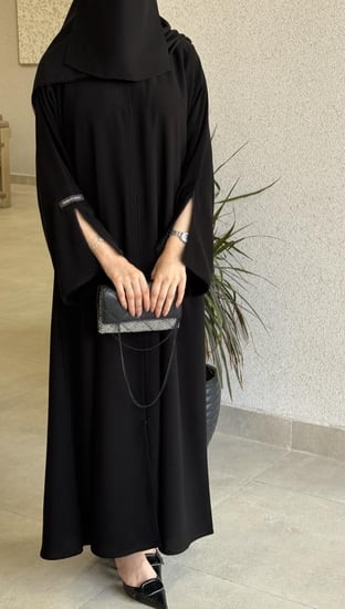 عبايات انيقة بتصميم كلاسيكي يناسب جميع المناسبات