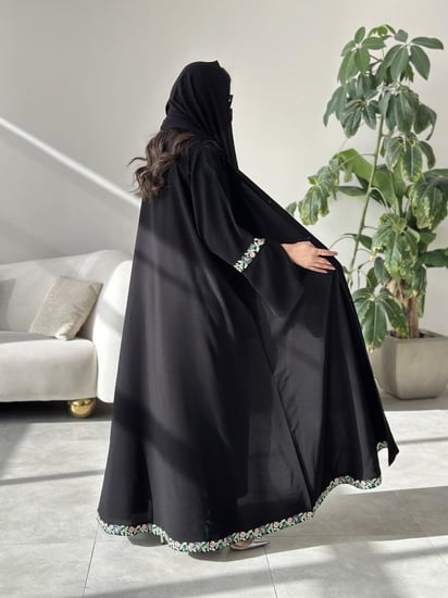 عباية خفيفة تجمع بين جمال التصميم وراحة الاستخدام