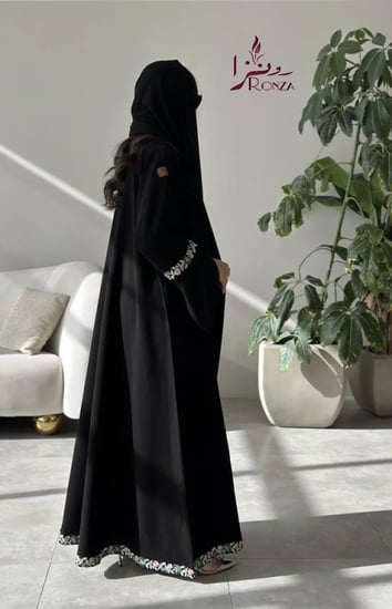 عباية خفيفة تجمع بين جمال التصميم وراحة الاستخدام