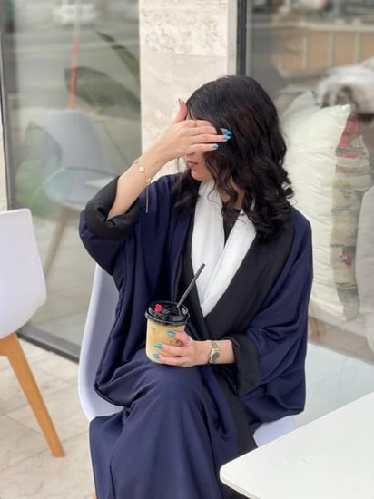 عباية كحلية مصممه بعنايه لتناسب جميع المناسبات