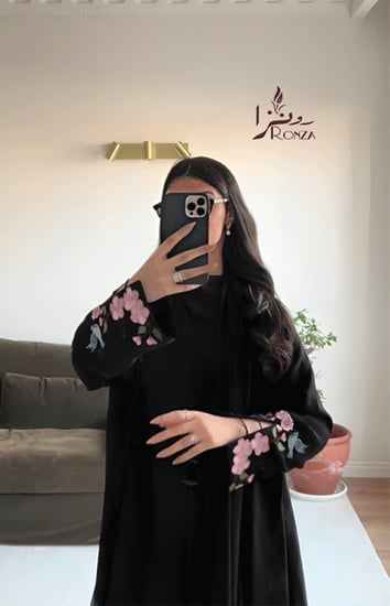 عباية تطريز ورد تجمع بين الأناقة والتفاصيل الفاخرة