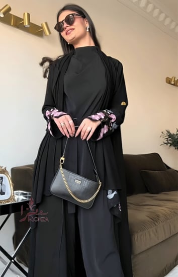 عباية تطريز ورد تجمع بين الأناقة والتفاصيل الفاخرة