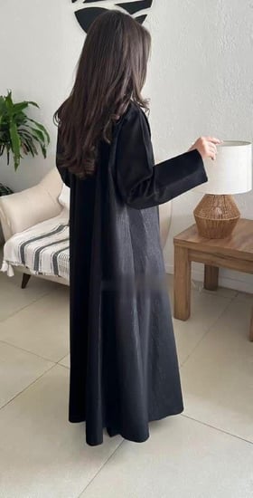 عبايه كتان بتصميم عصري