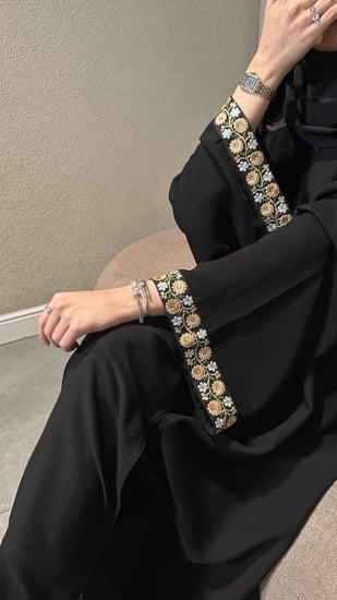 عباية مطرزة بتصميم فريد لكل المناسبات