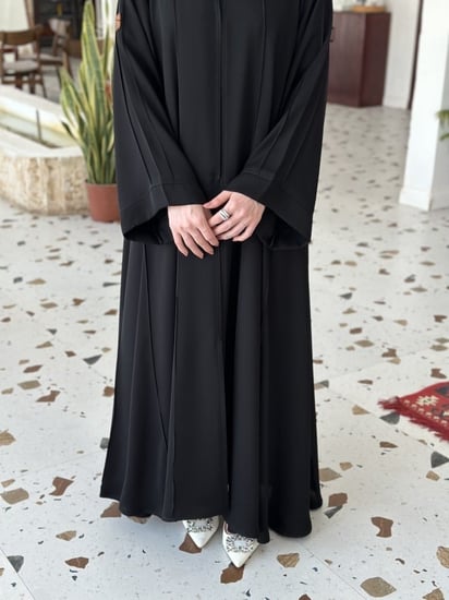 عباية كسرات كامل بلمسه فنيه لاطلاله فريده