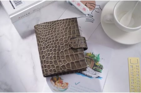 مفكرة صغيرة مقاس a7ومحفظة في نفس الوقت باللون الزيتي