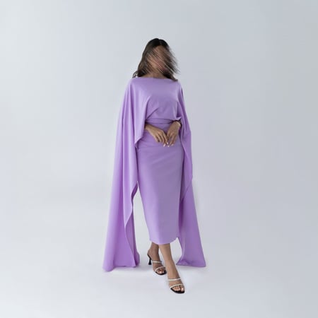 فستان سهره وردي مع كيب طويل