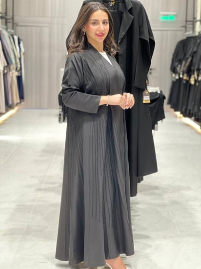 عبايه كريب تطريز بالجنب لون اسود