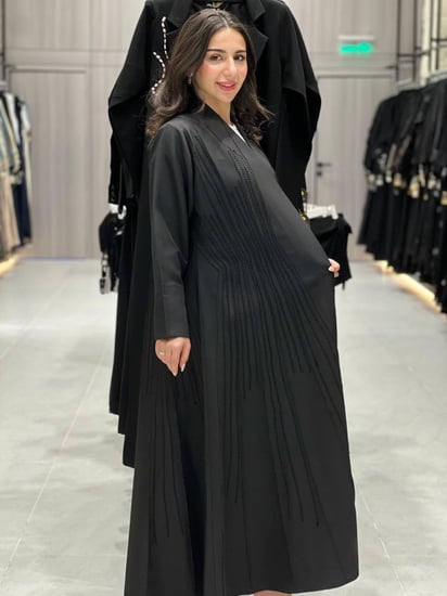 عبايه كريب تطريز بالجنب لون اسود