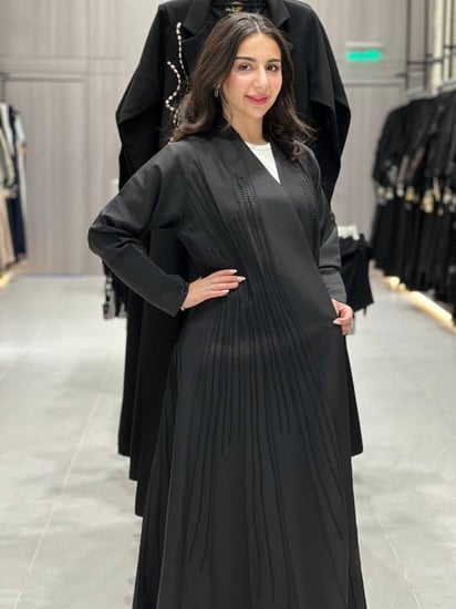 عبايه كريب تطريز بالجنب لون اسود