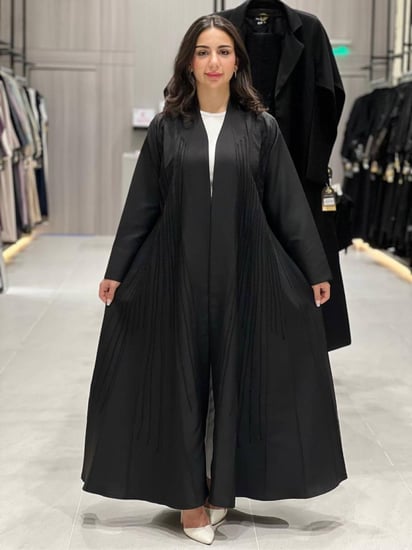 عبايه كريب تطريز بالجنب لون اسود