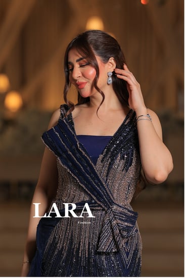 فستان فخم بلون كحلي ،تألق بتطريز لامع يمتد بانسيابية ويضفي لمسة ساحرة على القماش