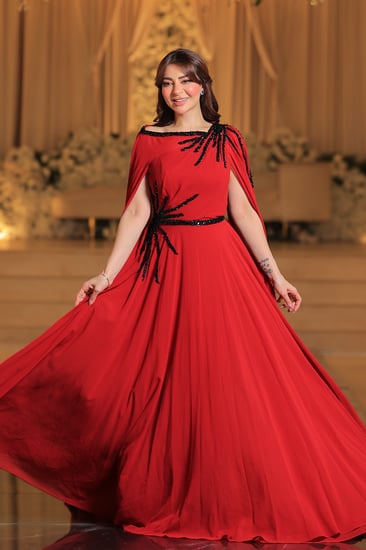فستان احمر ملكي بتصميم الكاب وتطريز فاخر
