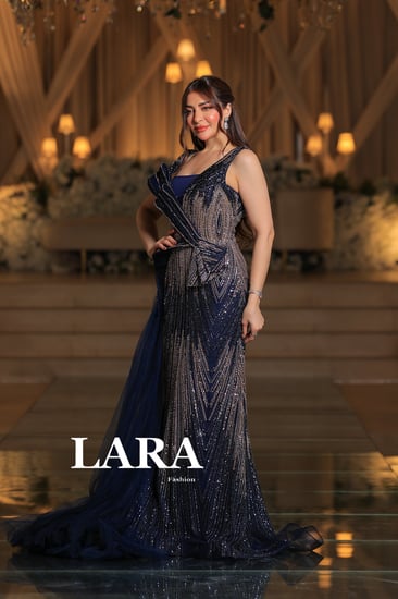 فستان فخم بلون كحلي ،تألق بتطريز لامع يمتد بانسيابية ويضفي لمسة ساحرة على القماش