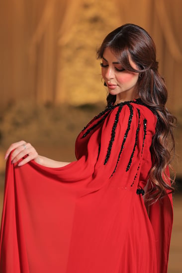 فستان احمر ملكي بتصميم الكاب وتطريز فاخر