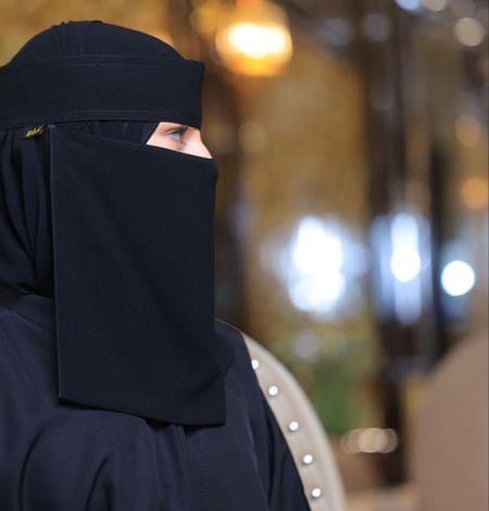 نقاب مطاط وسط ربط