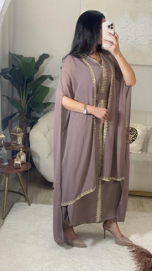 جلابية نسائية فخمه بقصه واسعه مزين بالؤلؤ