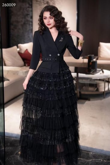 فستان طويل فخم وراقي مزين بحزام