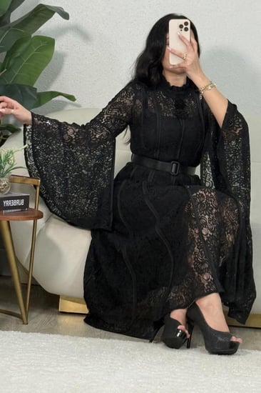 فستان ميدي دانتيل مع الحزام على الخصر