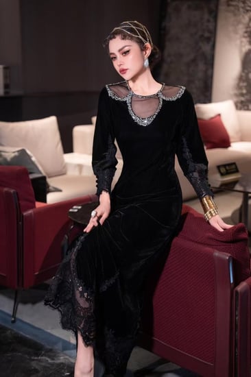 فستان ناعم سهره راقي مزين بلاين الكريستال على الصدر