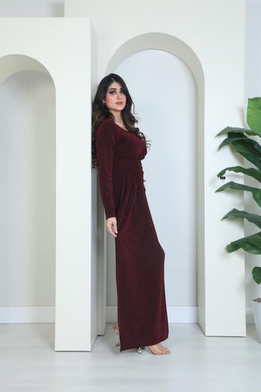 فستان سواريه للمناسبات انيق مع تخريجة الاسكارف على جنب اللون البرغندي