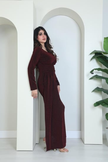 فستان سواريه للمناسبات انيق مع تخريجة الاسكارف على جنب اللون البرغندي