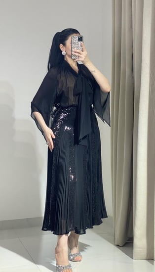 فستان السهرة الناعم مع ربطة العنق