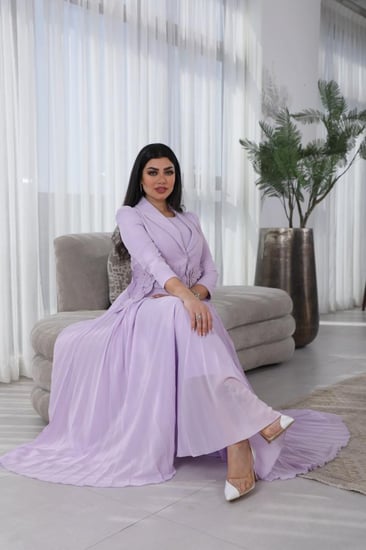 فستان طويل راقي قطعتين مزينة بالورود من نفس الخامة