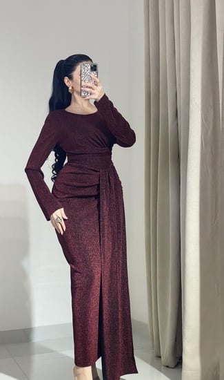 فستان سواريه للمناسبات انيق مع تخريجة الاسكارف على جنب اللون البرغندي