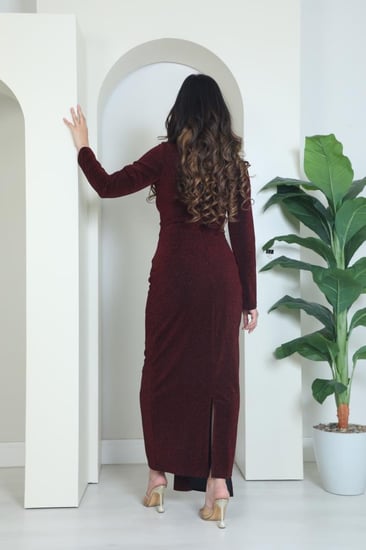 فستان سواريه للمناسبات انيق مع تخريجة الاسكارف على جنب اللون البرغندي