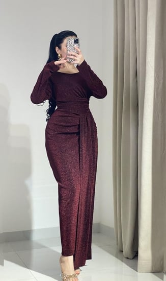 فستان سواريه للمناسبات انيق مع تخريجة الاسكارف على جنب اللون البرغندي