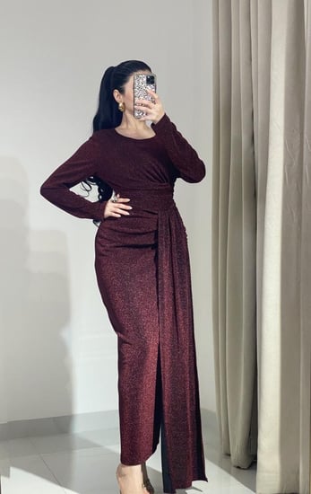 فستان سواريه للمناسبات انيق مع تخريجة الاسكارف على جنب اللون البرغندي