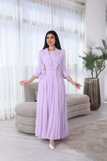 فستان طويل راقي قطعتين مزينة بالورود من نفس الخامة