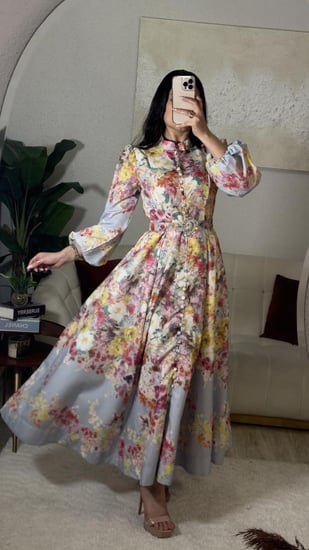 فستان طويل للعيد فخم وأنيق مورد مزين بحزام على الخصر