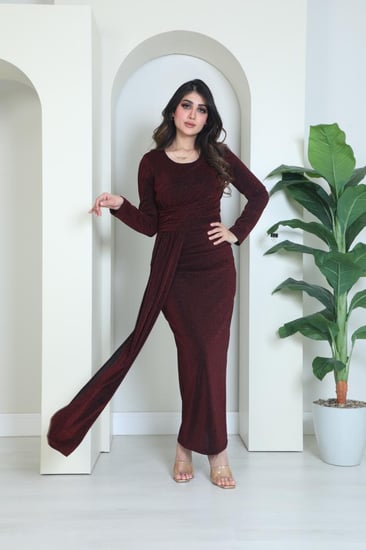 فستان سواريه للمناسبات انيق مع تخريجة الاسكارف على جنب اللون البرغندي