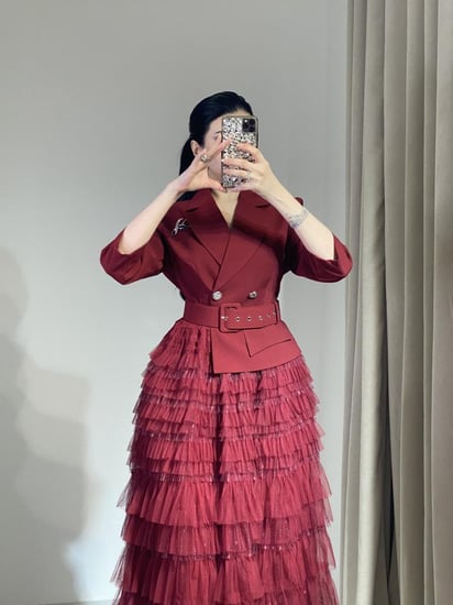 فستان طويل فخم وراقي مزين بحزام