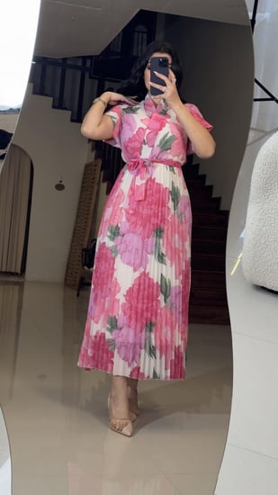 فستان مورد ربيعي بقصات بلاسيه اللون الفوشي