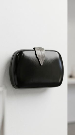 "حقيبة أوراق الغار الذهبية" (Golden Laurel Clutch)