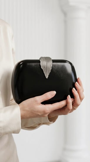 "حقيبة أوراق الغار الذهبية" (Golden Laurel Clutch)