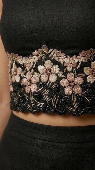 طقم السحر الأسود المطرز (Black Embroidered Chic