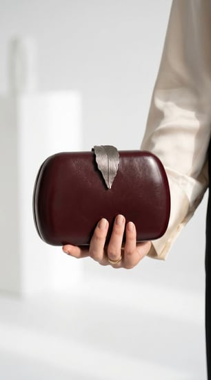 "حقيبة أوراق الغار الذهبية" (Golden Laurel Clutch)